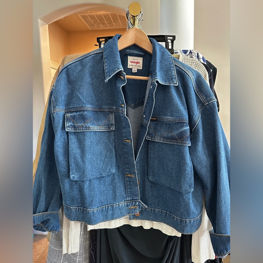 Vintage-Style Wrangler Cropped Denim Jacket size Large but also fits Medium - Picture 4 of 8